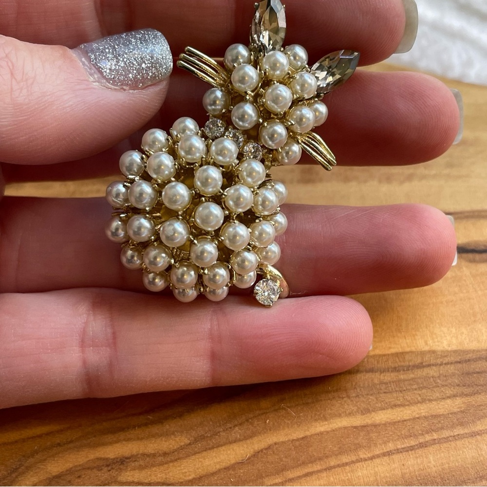 Elegant Vintage Faux Pearl Cat Brooch - Picture 6 of 6